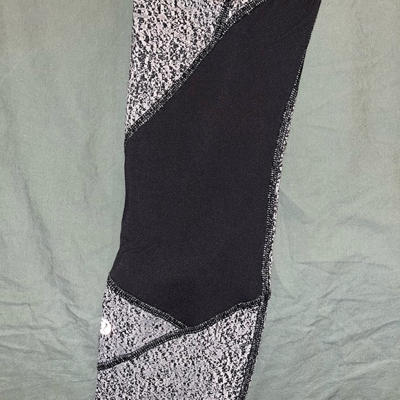 Lululemon Crop Legging. Size 6 - Picture 4 of 8